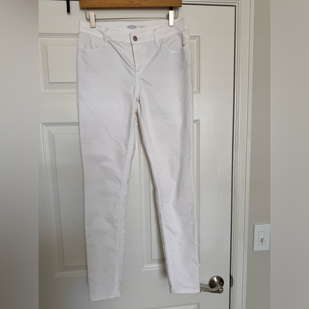 Women’s size 6 white Old Navy jeans lightly used.